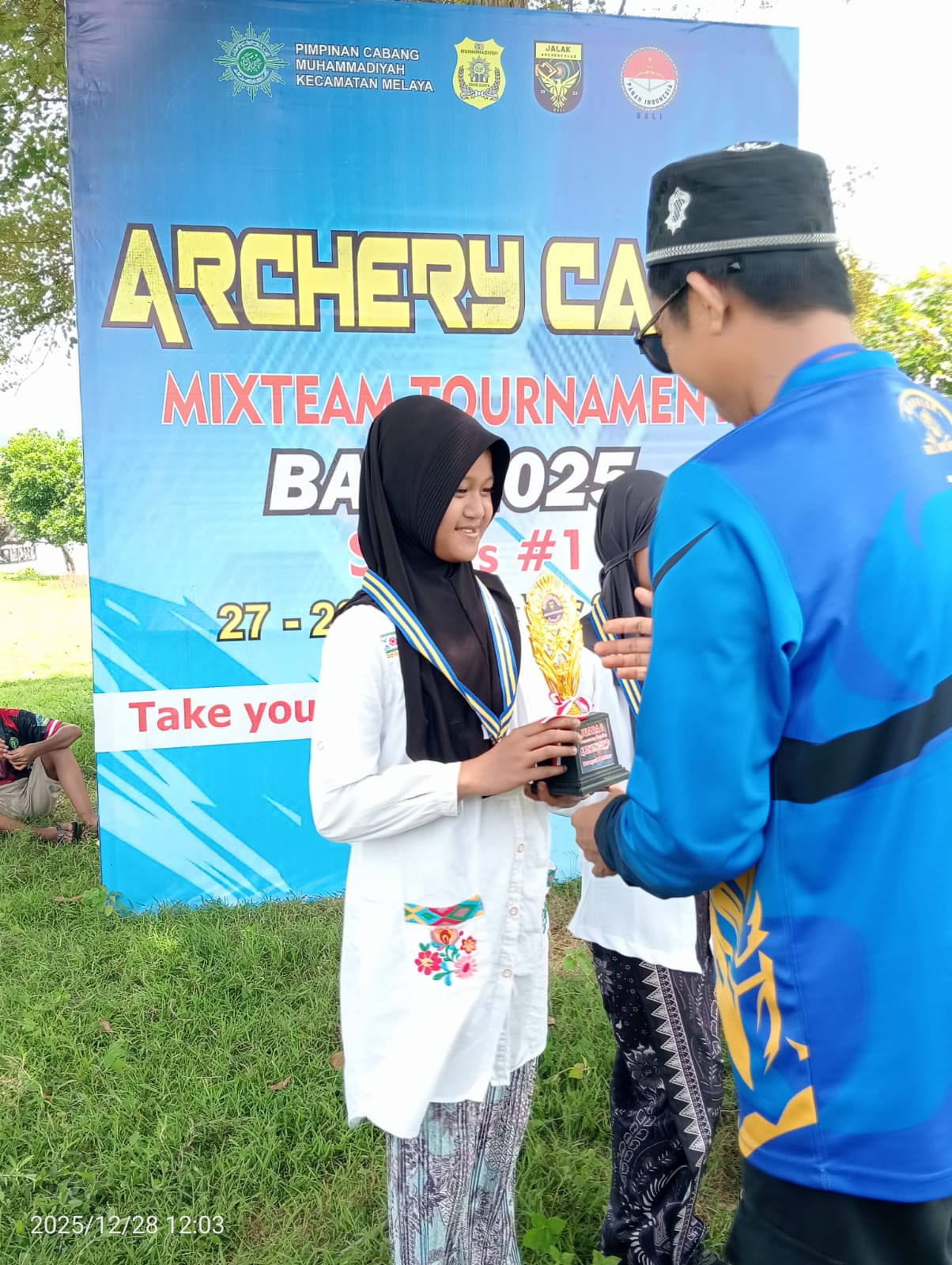 Penyerahan piala pada Archery Camp